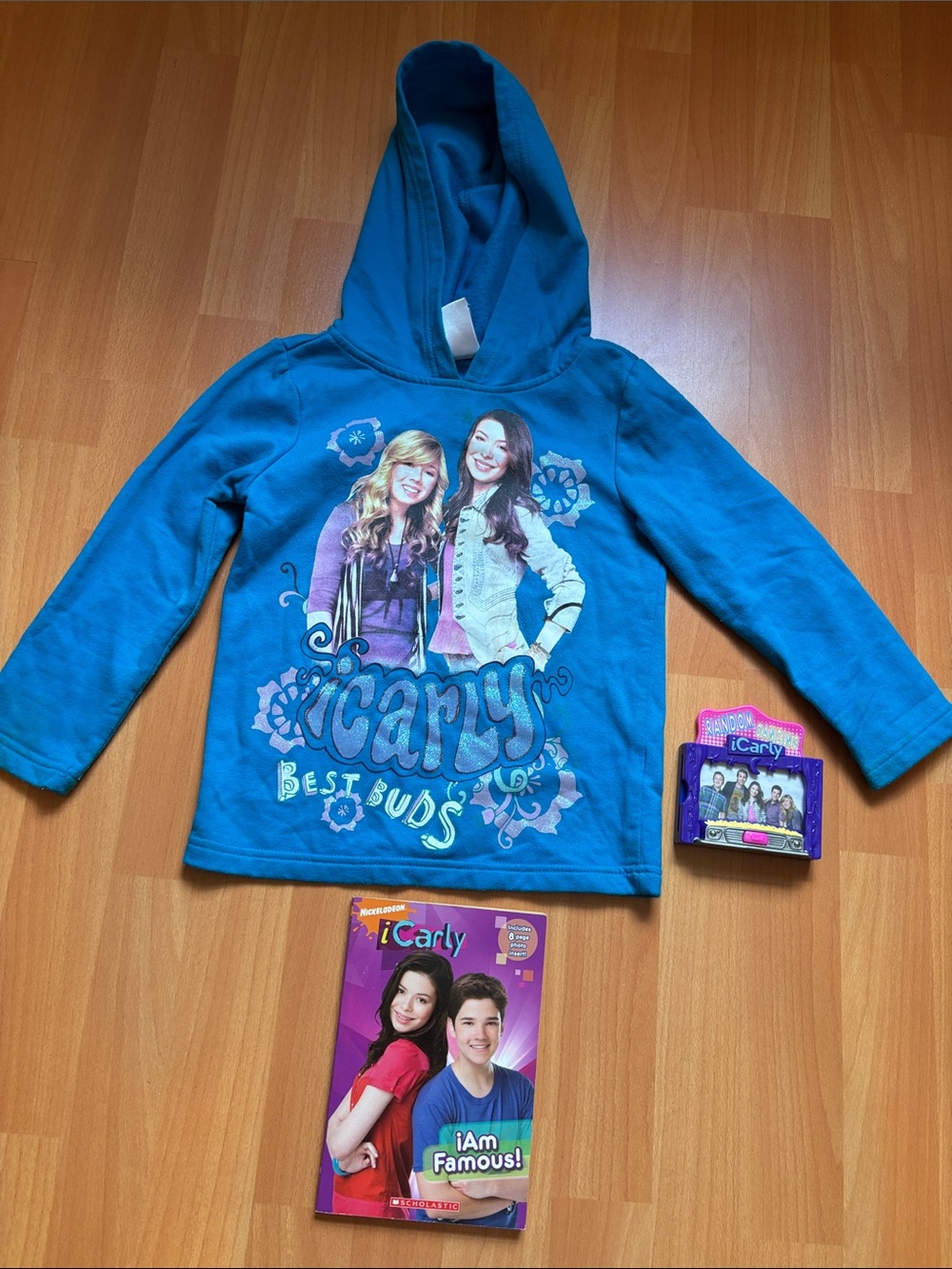 iCarly, Miranda Cosgrove 6-6x blue hoodie with book and toy